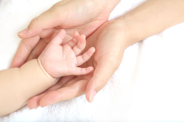 生まれたばかりの赤ちゃんの手